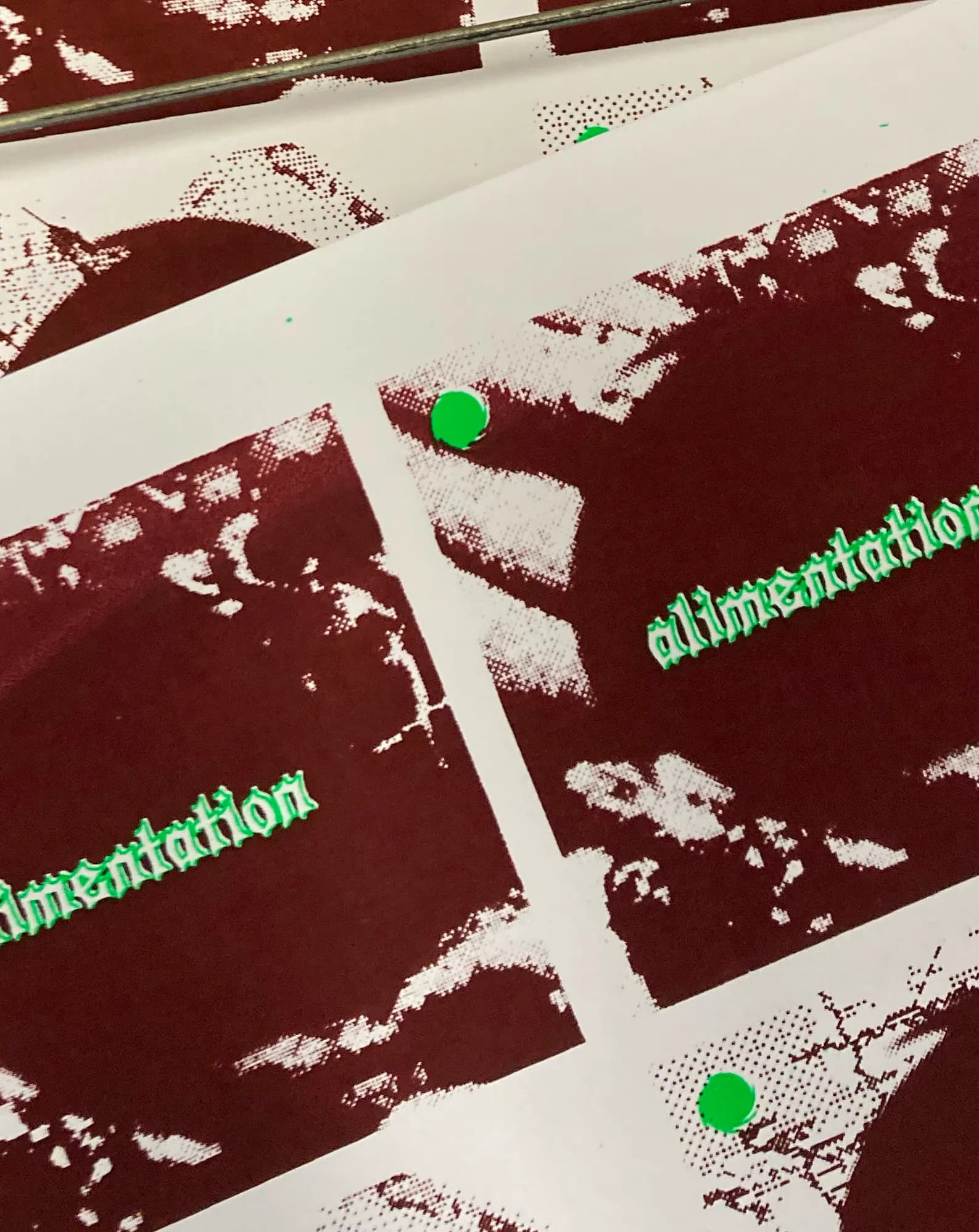 Gros plan sur des tirages bordeaux portant le mot « alimentation » en vert fluo