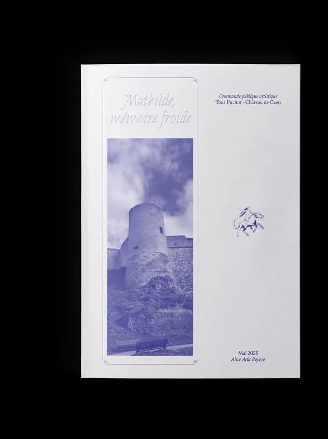 Couverture du livret « Mathilde, mémoire froide » : photographie bleue de la tour et dessin d’une cavalière