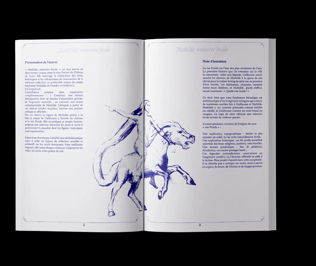 Double page du livret : textes de présentation et dessins bleus d’une cavalière et de son cheval