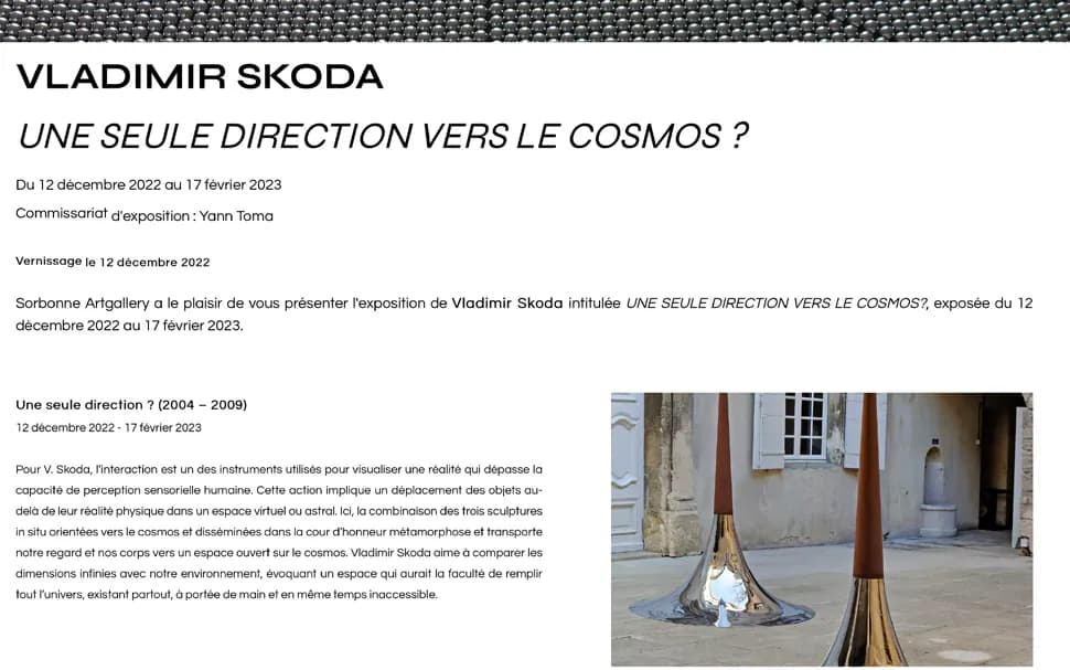 Page web d’une exposition précédente : texte de présentation et photographie de sculptures en métal poli
